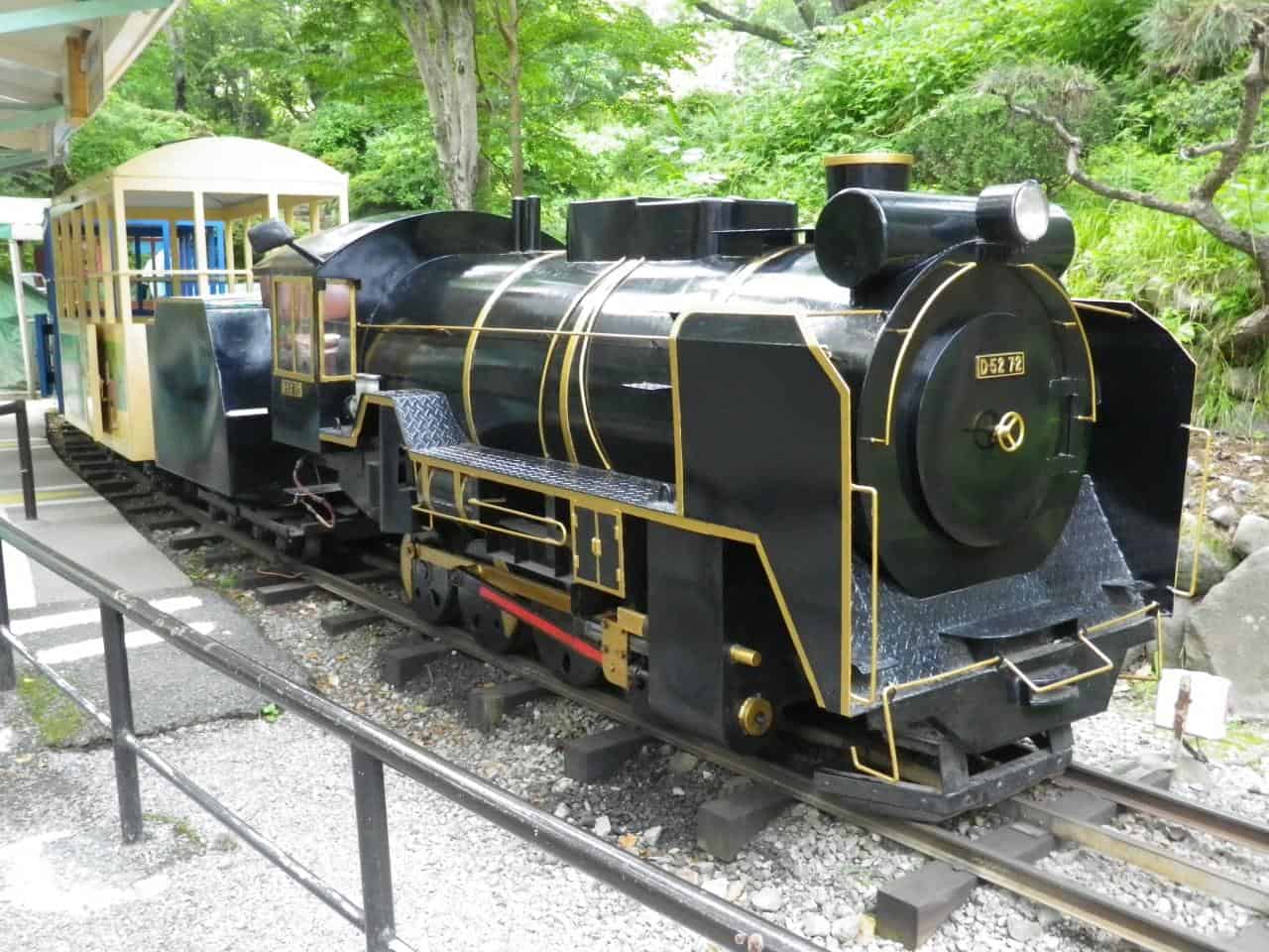 รถไฟที่เป็นเครื่องเล่นในสวนสนุกขนาดย่อมของสวนสาธารณะโอดาวาระโจชิ