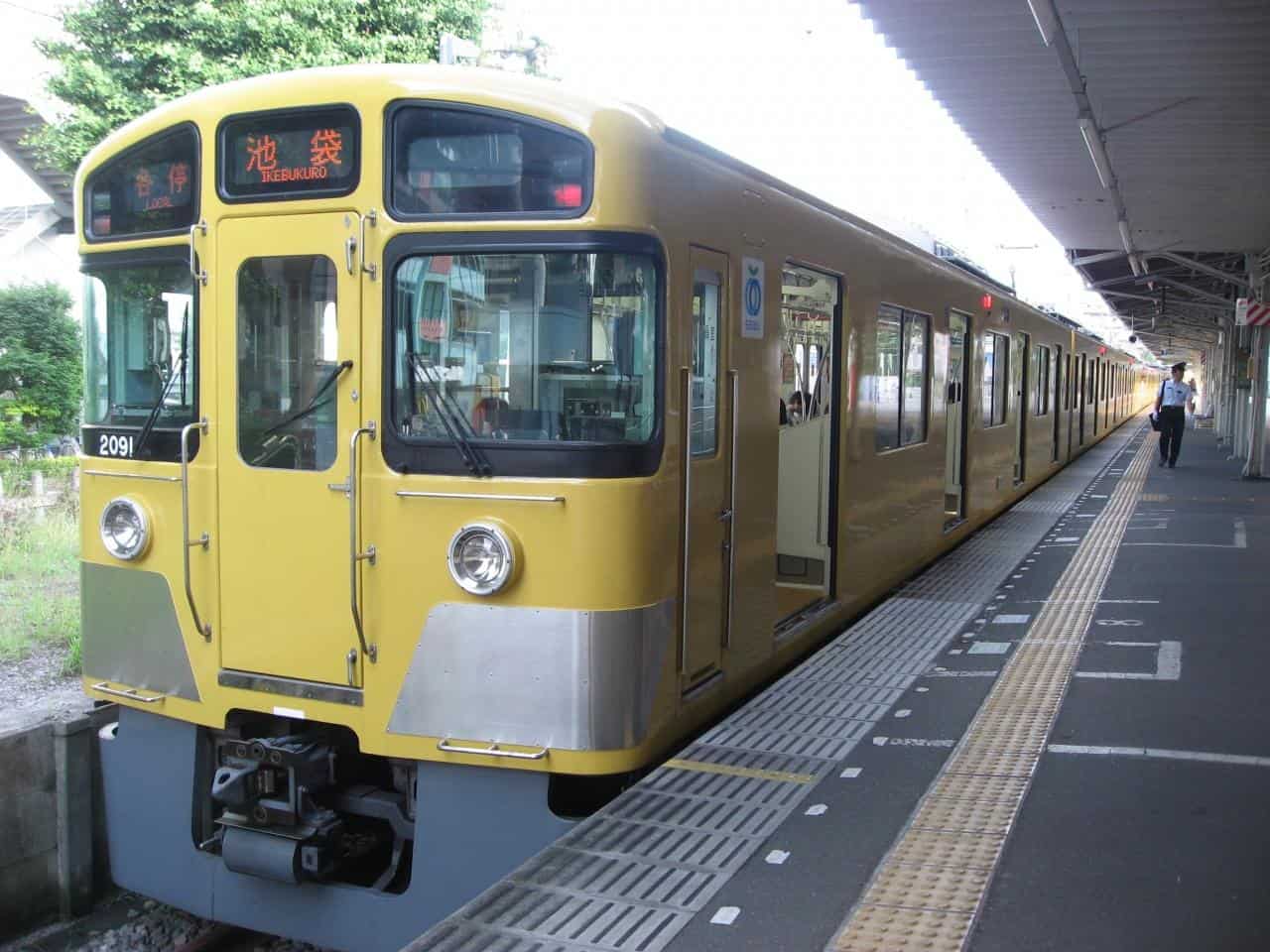 รถไฟไปสถานีอิเคะบุคุโระที่จอดอยู่ที่สถานีโทชิมะเอ็น