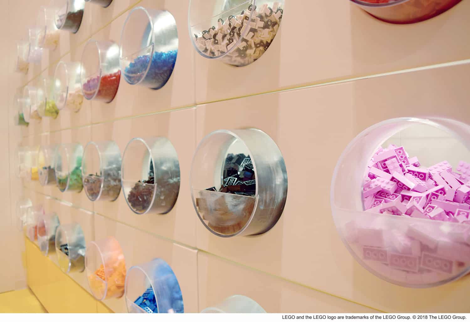 กำแพงบริก (Brick Wall) ที่สามารถซื้อเลโก้แบบพิกอะบริก (Pick a Brick) ได้