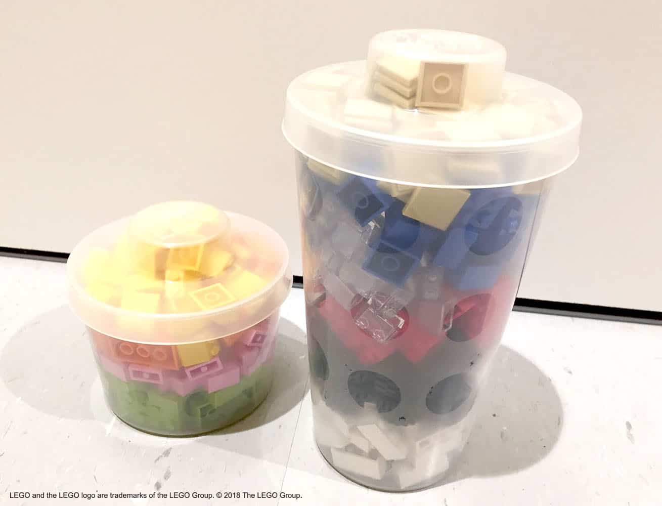 พิกอะบริก (Pick a Brick) หรือคือการหยิบบริกเลโก้ที่ต้องการมายัดใส่โหลจนเต็มนั่นเอง โหลใหญ่ราคา 3,000 เยน (ไม่รวมภาษี) โหลเล็กราคา 2,000