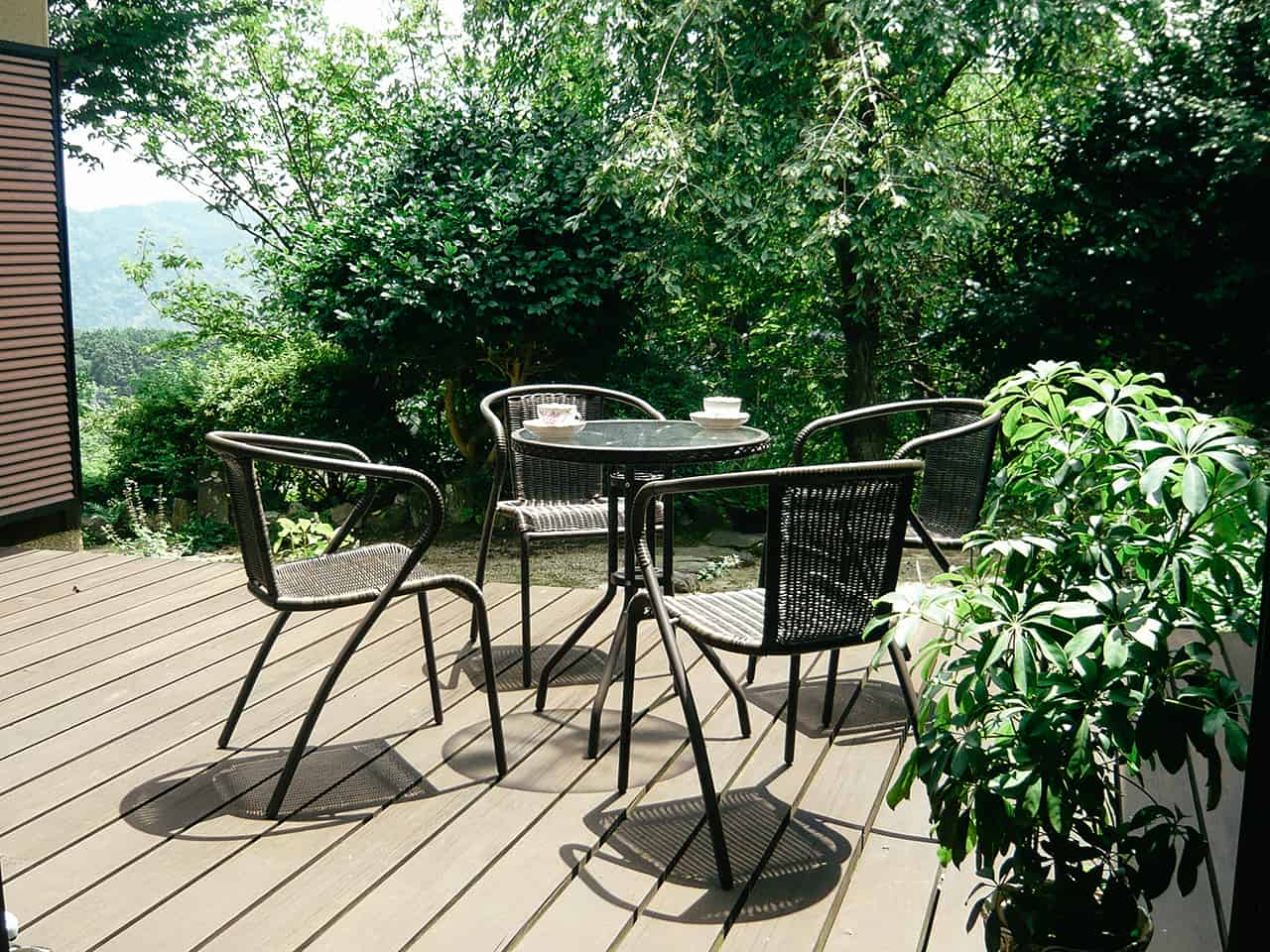 มุมโต๊ะนั่งเล่นที่อยู่ข้างนอกฟาร์มสเตย์ Guest House " YOSHI"