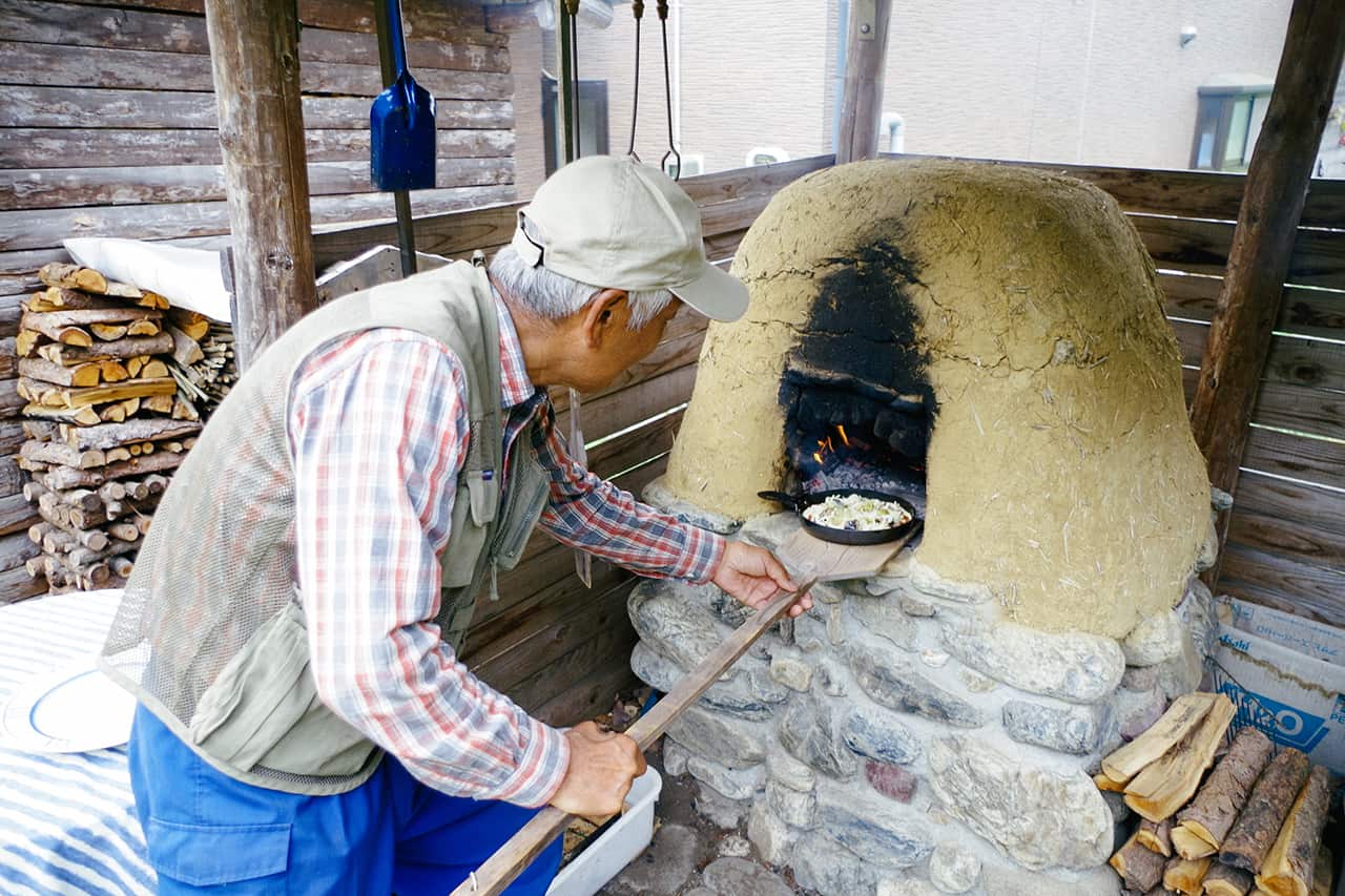 คุณลุงเจ้าของฟาร์มสเตย์ Komaki no Ie กำลังทำอาหาร