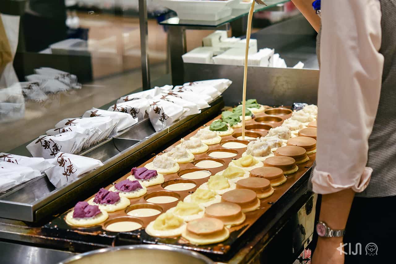 การทำขนม Oban Yaki จากร้าน Minamoto Kitchoan