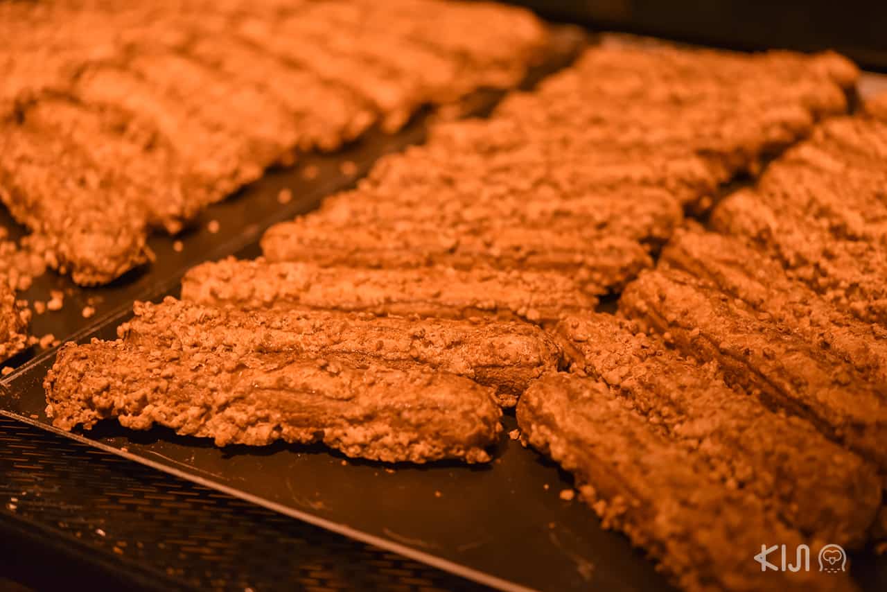 ขนมอัลมอนด์ครีมสติ๊ก จากร้าน Croquant Chou Zaku Zaku