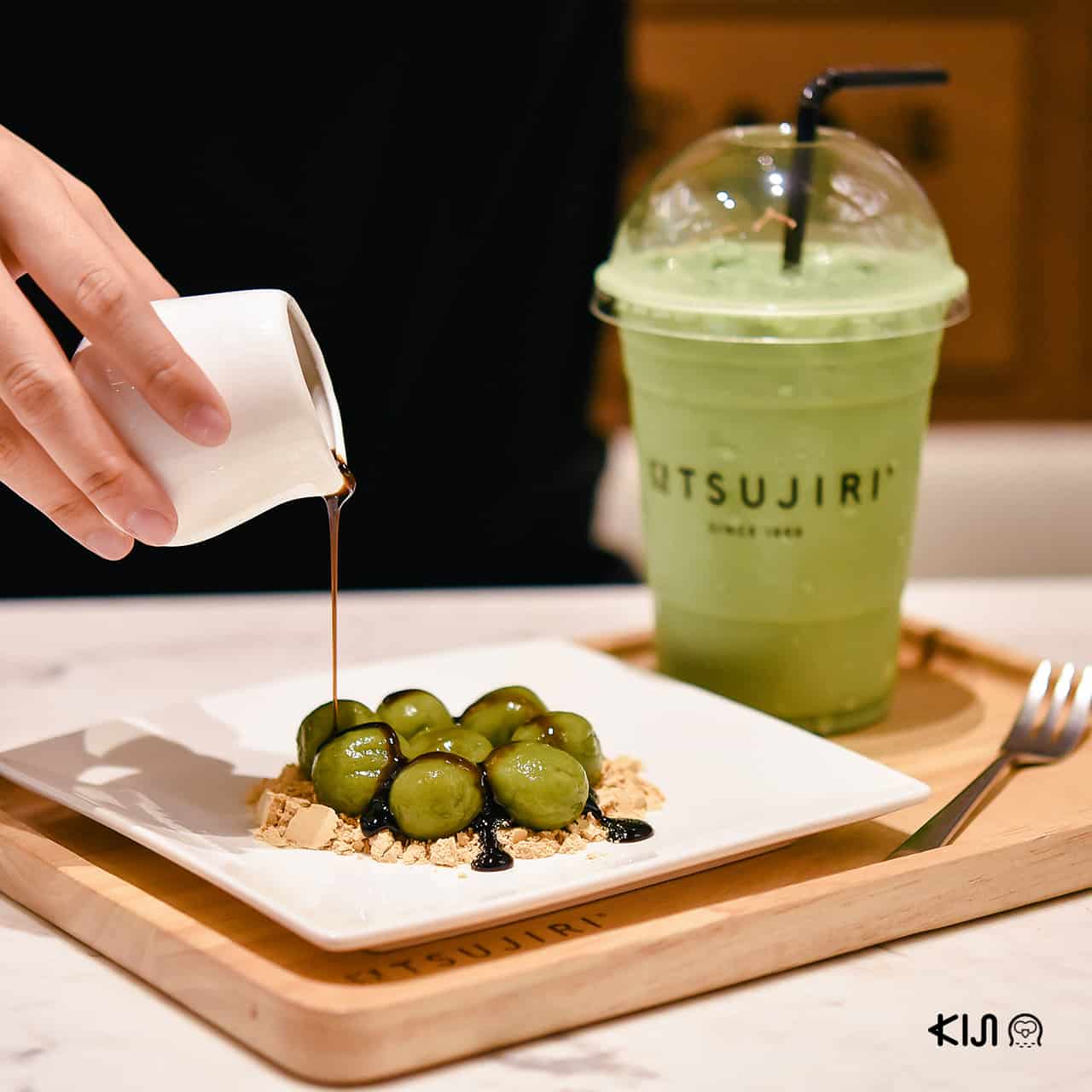 ขนมโบราณของญี่ปุ่นคล้ายกับดังโงะรสมัทฉะ ส่วนผงด้านล่างนั้นทำจากผงถั่วเหลืองอบ จากร้าน Tsujiri (ซึจิริ)