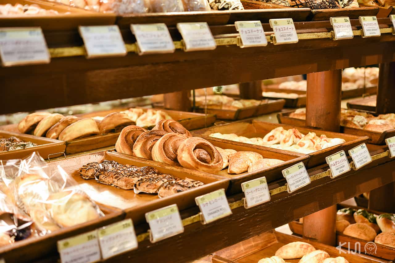 ขนมปังภายในร้าน Custard Nakamura (คัสตาร์ด นากามูระ)