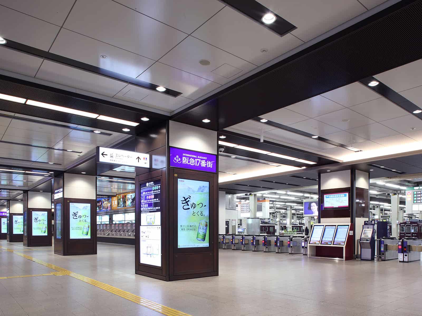 บริเวณทางเข้าสถานีฮันคิวอุเมดะ (Hankyu Umeda Station)