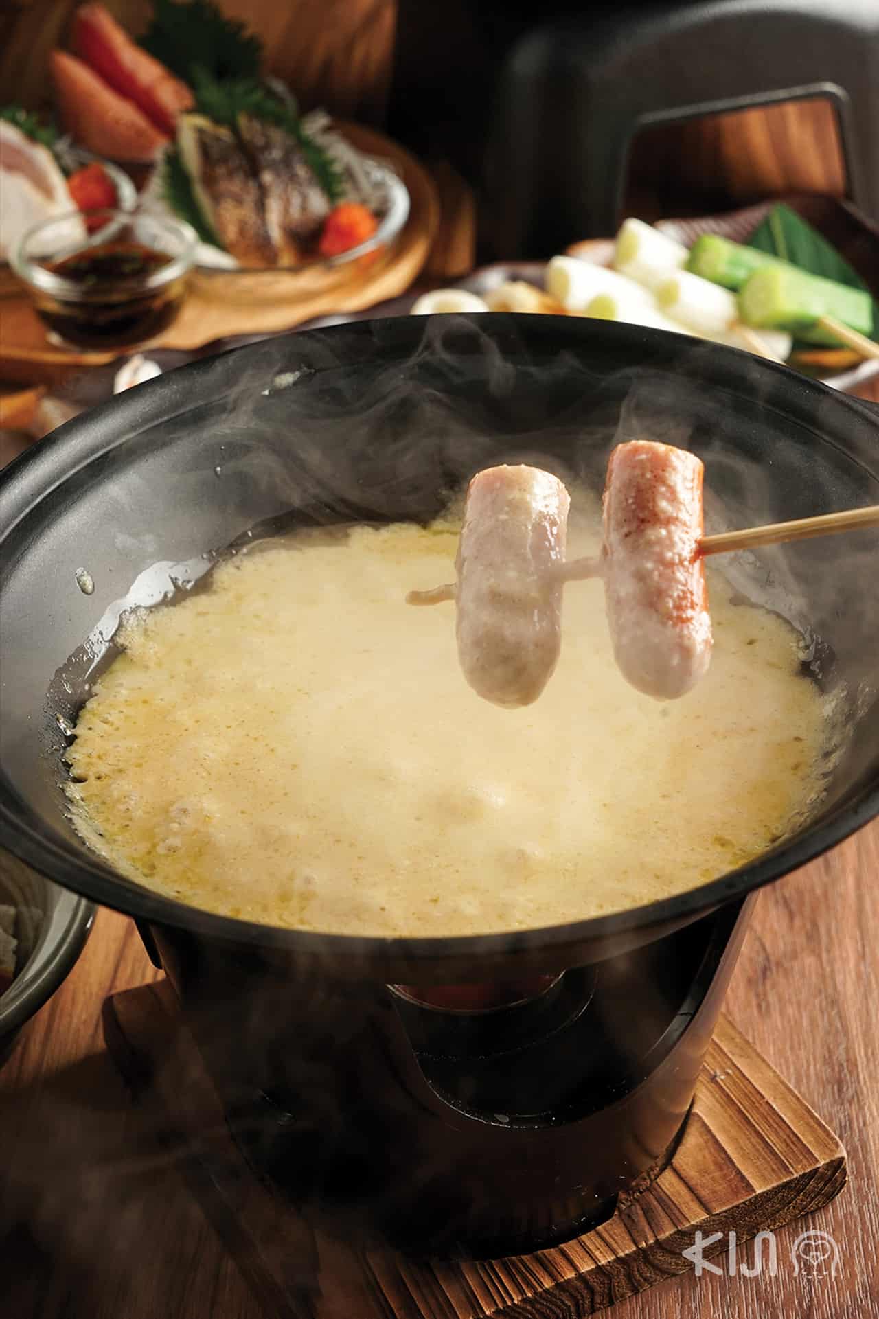 Yuzu Pepper Cheese Fondue ฟองดูว์ชีส 4 ชนิด ที่ทางร้านใช้สาเกญี่ปุ่นเป็นส่วนผสมแทนการใช้ไวน์ แต่งรสด้วยพริกไทยยูซุ พร้อมเสิร์ฟแบบหม้อไฟ