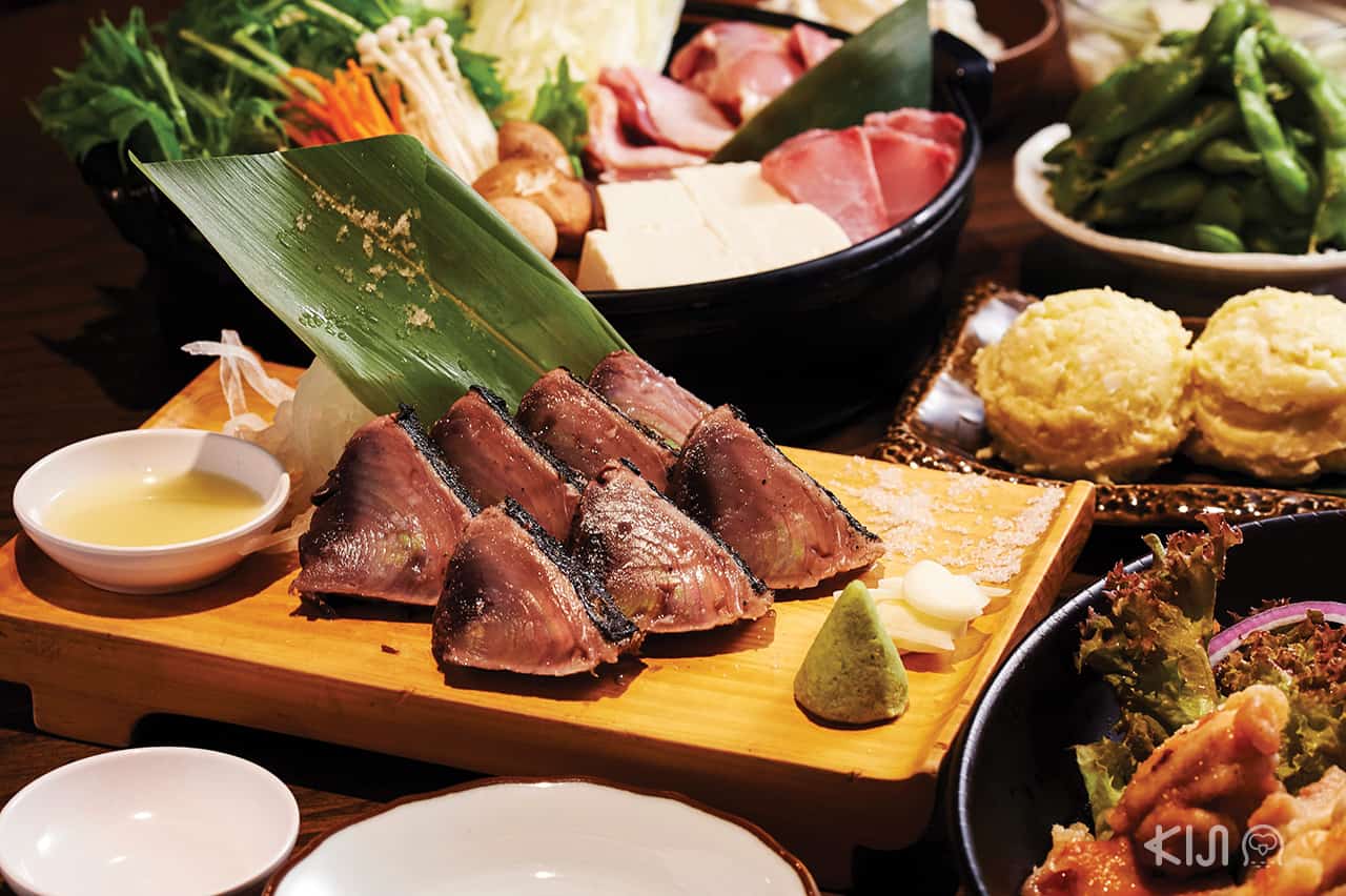 เมนู Katsuo Warayaki ปลาคัตสึโอะย่างไฟ โดยนำเข้าปลาคัตสึโอะจากจังหวัดโคจิ 