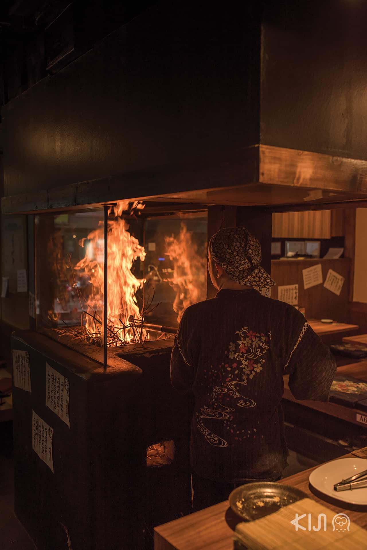  ร้าน Hachikin : “โรบะตะ” การย่างปลาด้วยกรรมวิธีแบบโบราณ เอกลักษณ์คือการใช้ฟางข้าวที่ได้หลังฤดูเก็บเกี่ยวเป็นเชื้อเพลิง พิถีพิถันทั้งเรื่องระดับความร้อนของไฟ