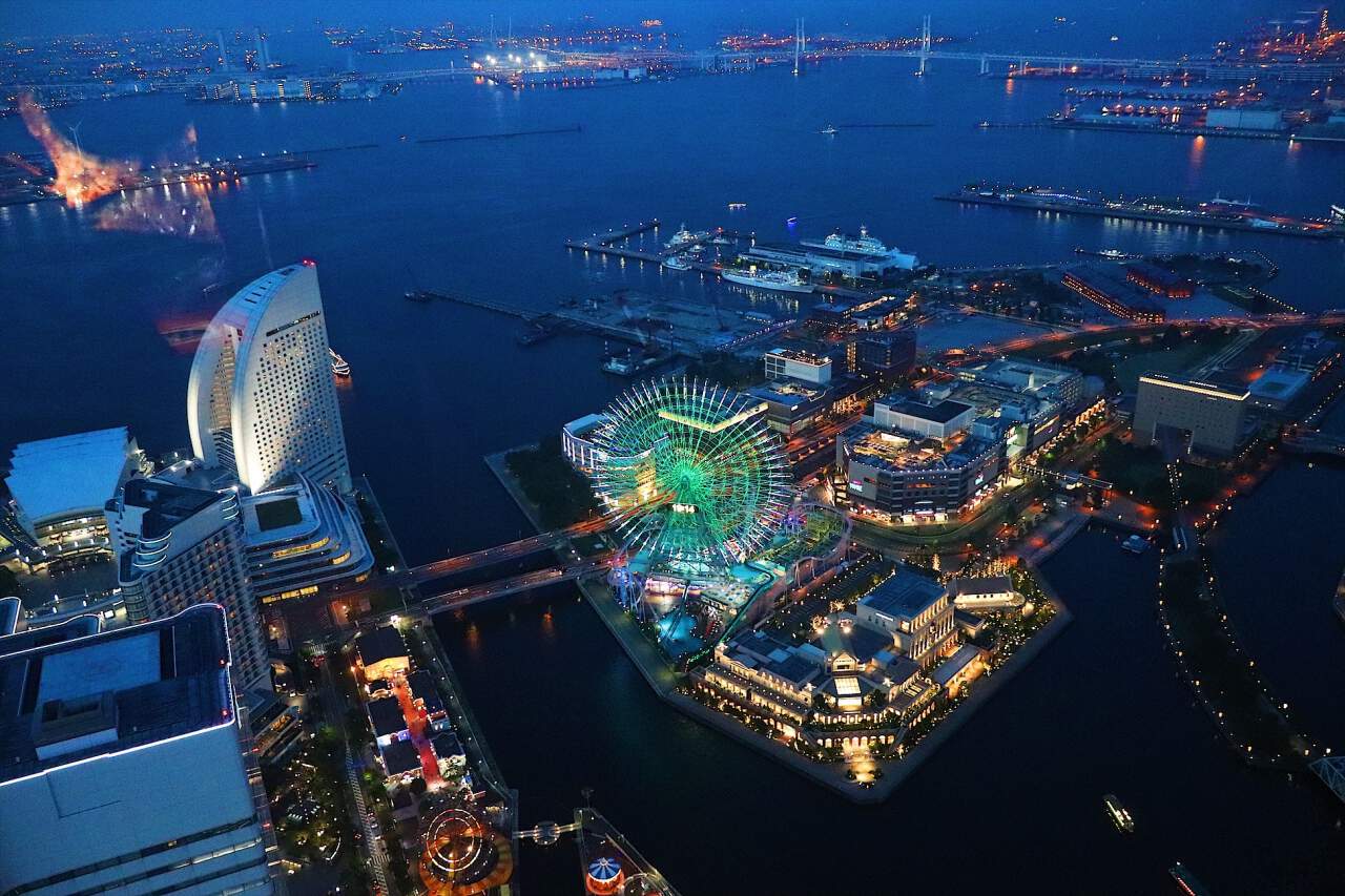 ทิวทัศน์ของย่านมินาโตะมิไร (Minatomirai) ที่มองจากหอชมวิวของอาคารแลนมาร์คทาวเวอร์ (Landmark Tower)