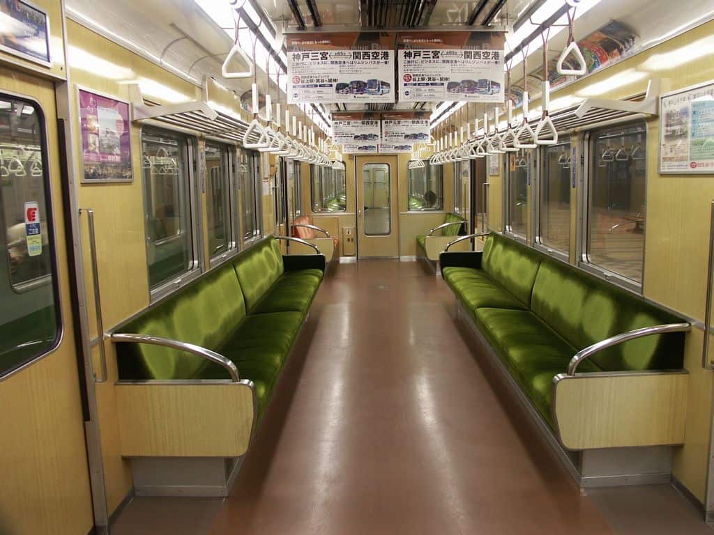 ภายในขบวนรถไฟฮันคิว (Hankyu Railway)