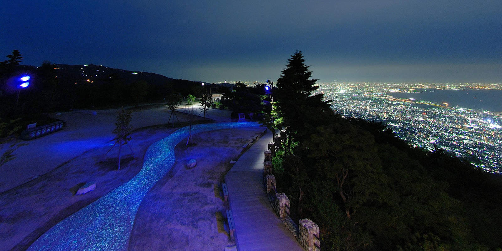 ทิวทัศน์ยามค่ำคืนของเมืองโกเบเมื่อมองจากยอดเขารกโกะ (Rokkosan)