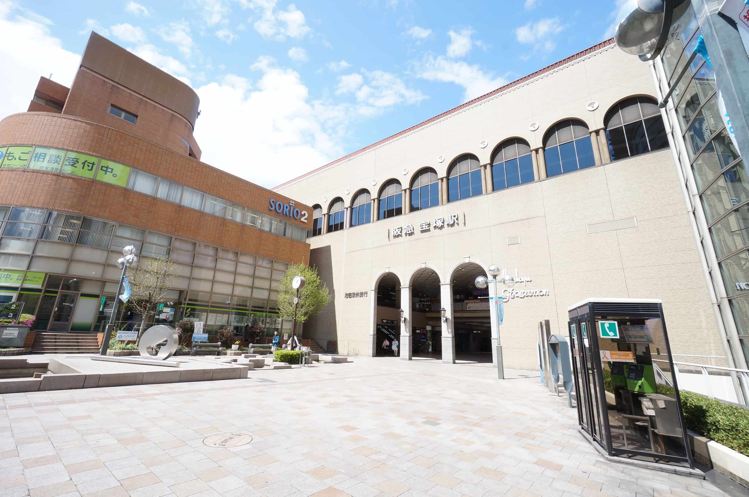 ด้านหน้าสถานีรถไฟฮันคิวทาคาระสึกะ (Takarazuka)