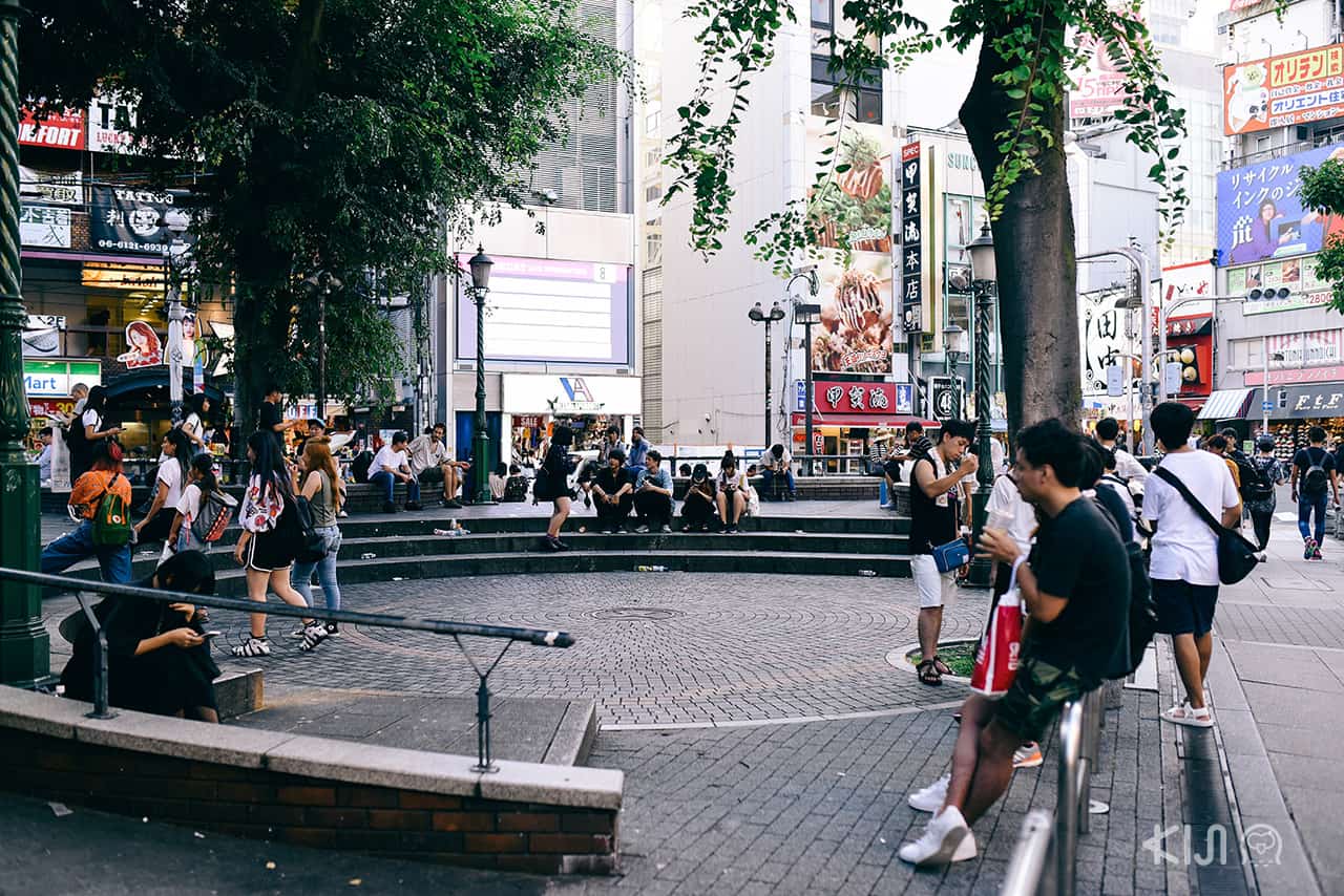สวนสามเหลี่ยม (Sankaku Koen) สถานที่นัดพบยอดฮิตของเหล่าวัยรุ่นโอซาก้า