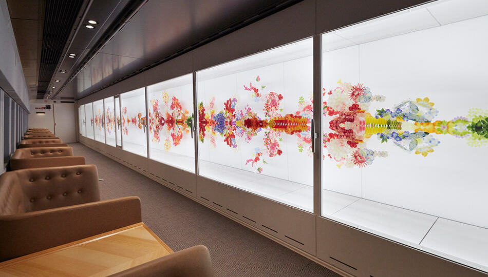ด้านในของ Joyful Train GENBI SHINKANSEN ที่บรรยากาศเหมือนห้องแสดงงานศิลปะ