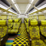 ตู้โดยสารแบบสำรองที่นั่งล่วงหน้า มีการออกแบบด้วยลวดลายต่างๆ เหมือนงานศิลปะชิ้นหนึ่ง