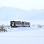 รถไฟ Oykot ท่ามกลางหิมะขาวโพลนในฤดูหนาว