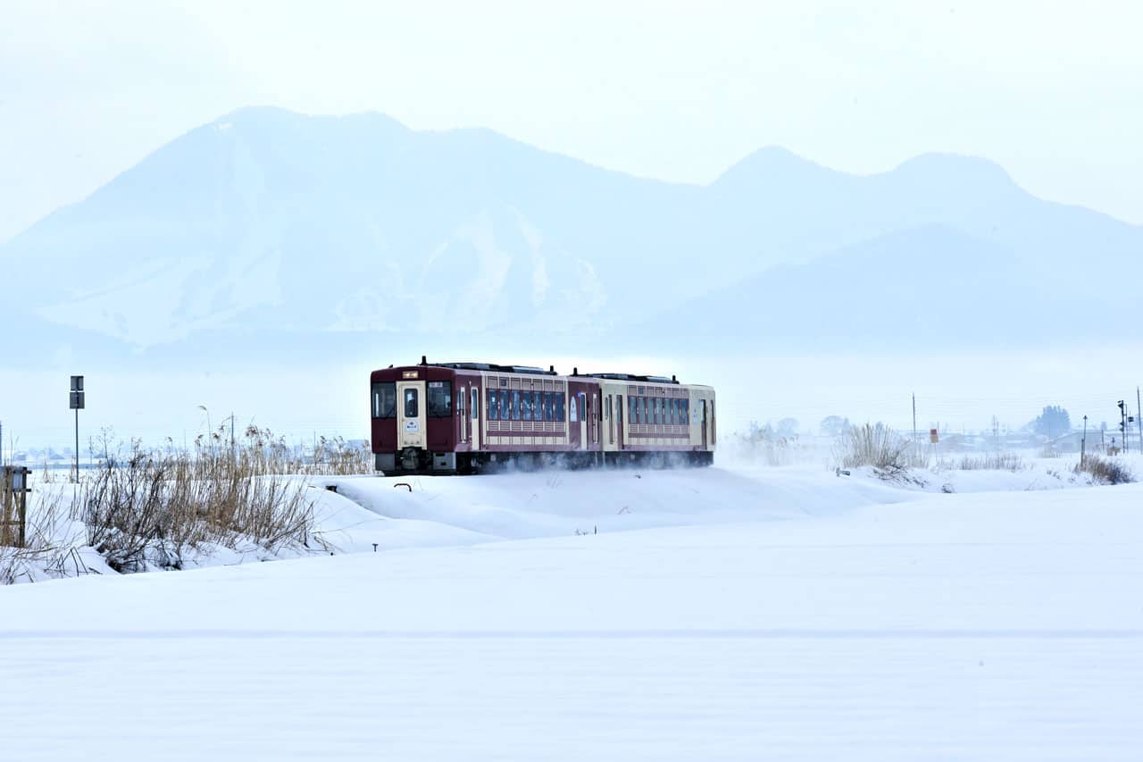 ด้านนอกของรถไฟ Joyful Train Oykot ที่วิ่งผ่านทุ่งหิมะจากนากาโน่ไปโทกามาจิ