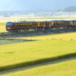 รถไฟ Resort Minori ที่กำลังวิ่งผ่านท้องนาในจังหวัดยามากาตะ