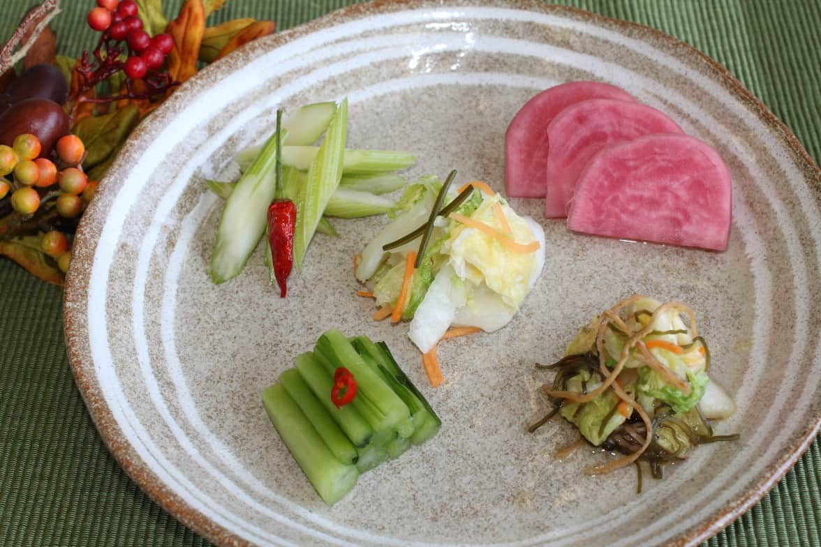 ผักดองของนากาโน่ที่จัดเรียงบนจานให้ดูน่าทาน