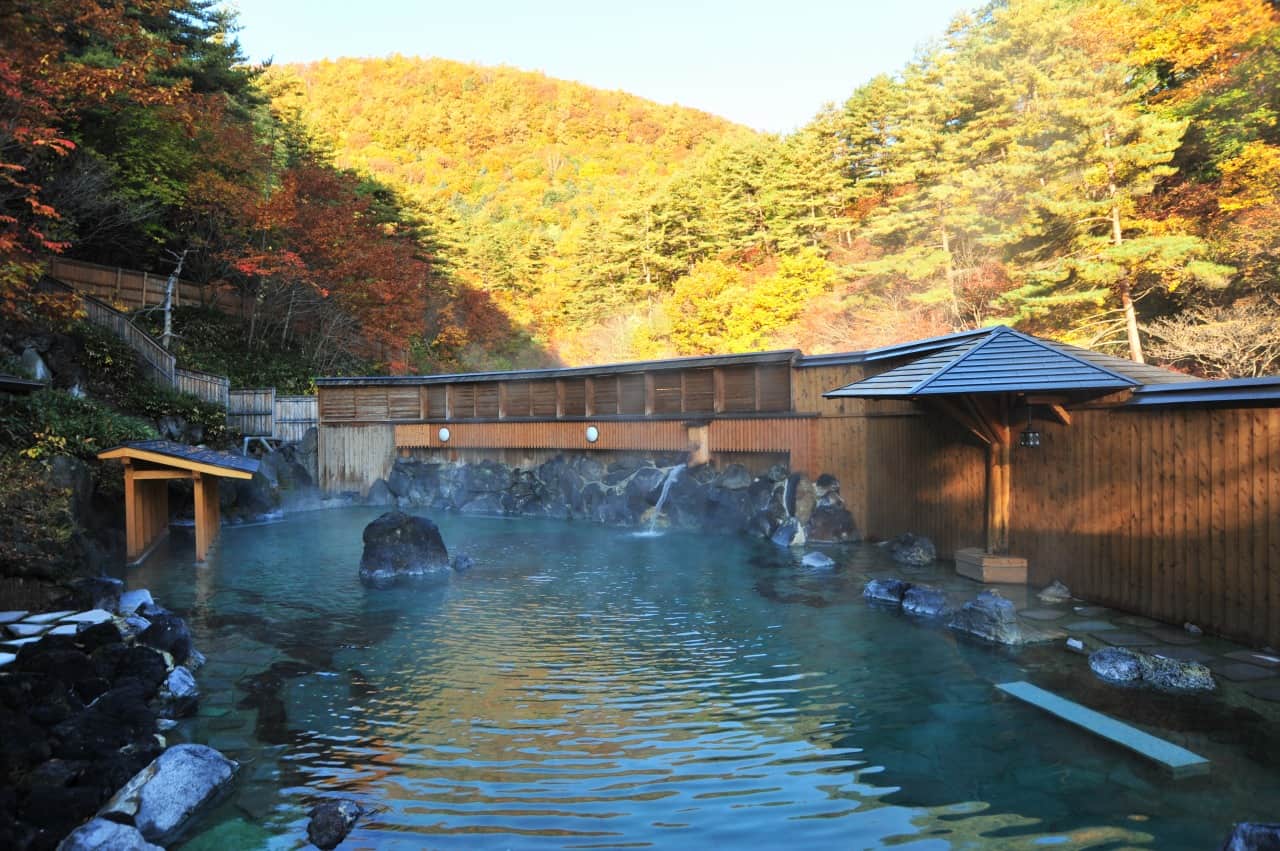 บ่อน้ำพุร้อนกลางแจ้ง ไซโนะคาวาระออนเซ็นในย่านคุซัทสึออนเซ็น