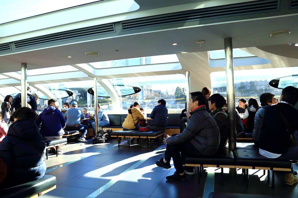 บนเรือ Tokyo Cruise Ship มีจุดจำหน่ายอาหาร ขนมปัง ไอศกรีม และเครื่องดื่มบริการให้กับนักท่องเที่ยว