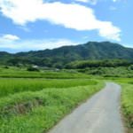 ขับไปตามทาง มีภูเขาเป็นฉากหลัง