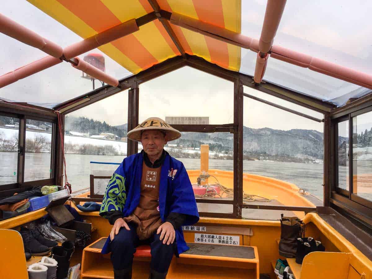 ในการล่องเรือที่แม่น้ำโมกามิ (Mogami River) บนเรือจะมีเสียงเพลงพื้นบ้านที่ขับร้องโดยคนเดินเรือบรรเลงให้ฟังตลอดการเดินทาง