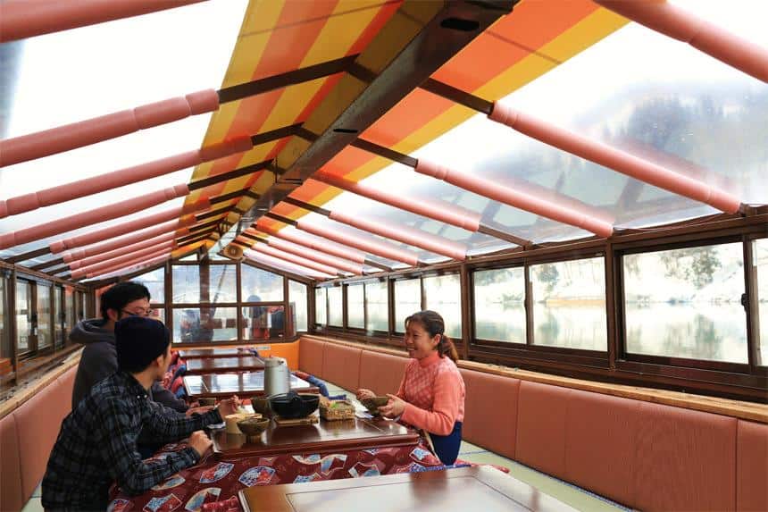 ในการล่องเรือที่แม่น้ำโมกามิ (Mogami River) บนเรือยังมีอาหารกลางวันคอยบริการให้กับนักท่องเที่ยวอีกด้วย 