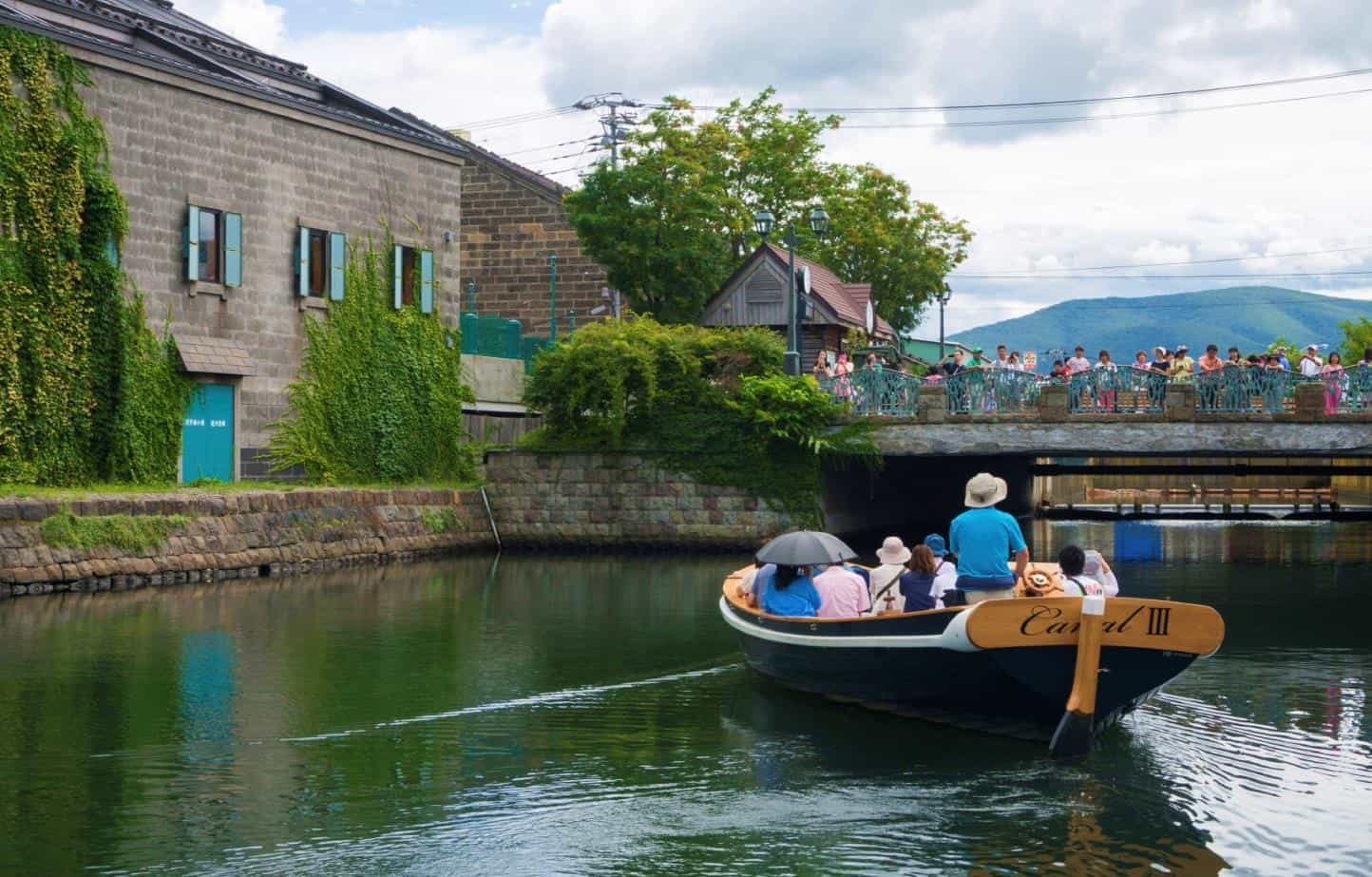 การล่องเรือชมวิวในคลองโอตารุ ชื่นชมความโรแมนติกและความน่ารักของผู้คนท้องถิ่น