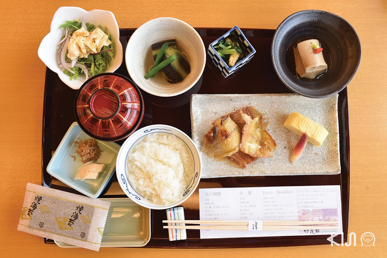 อาหารเช้าของโรงแรมมีให้เลือก 2 แบบ ระหว่างเซ็ตอาหารเช้าแบบฝรั่งและแบบญี่ปุ่น ในภาพเป็นเซ็ตอาหารเช้าแบบญี่ปุ่น โดยจะให้เลือกระหว่างข้าวขาวและข้าวต้มจากเชฟที่ขัดเกลาฝีมือมาอย่างดี รสชาติอร่อยแบบพรีเมียมสุดๆ