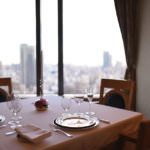 ภายในเป็นร้านอาหาร 3 สไตล์ให้เลือกใช้บริการ อาทิ ร้านอาหารฝรั่งเศสสุดหรูพร้อมบาร์ในตัว ร้านอาหารแบบเกียวโตโบราณ และร้านอาหารนานาชาติ รวมถึงมีโถงกลางเป็นโซนพักผ่อนที่ตกแต่งได้อย่างน่าประทับใจ