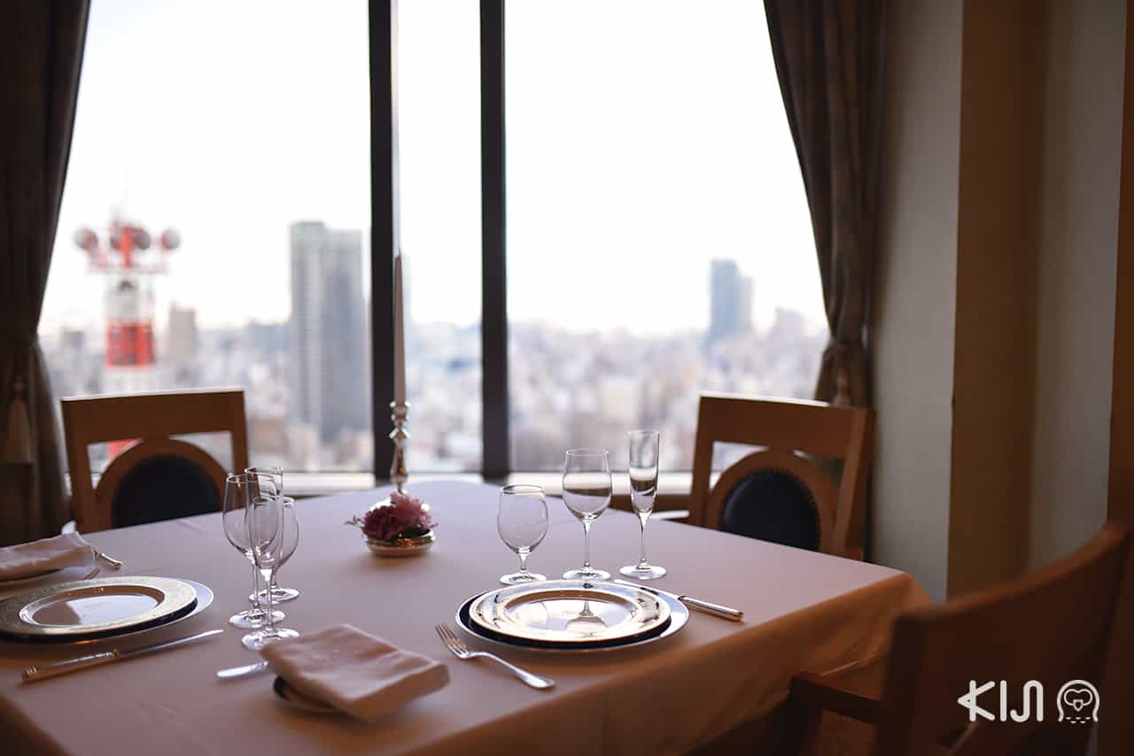 ภายในเป็นร้านอาหาร 3 สไตล์ให้เลือกใช้บริการ อาทิ ร้านอาหารฝรั่งเศสสุดหรูพร้อมบาร์ในตัว ร้านอาหารแบบเกียวโตโบราณ และร้านอาหารนานาชาติ รวมถึงมีโถงกลางเป็นโซนพักผ่อนที่ตกแต่งได้อย่างน่าประทับใจ