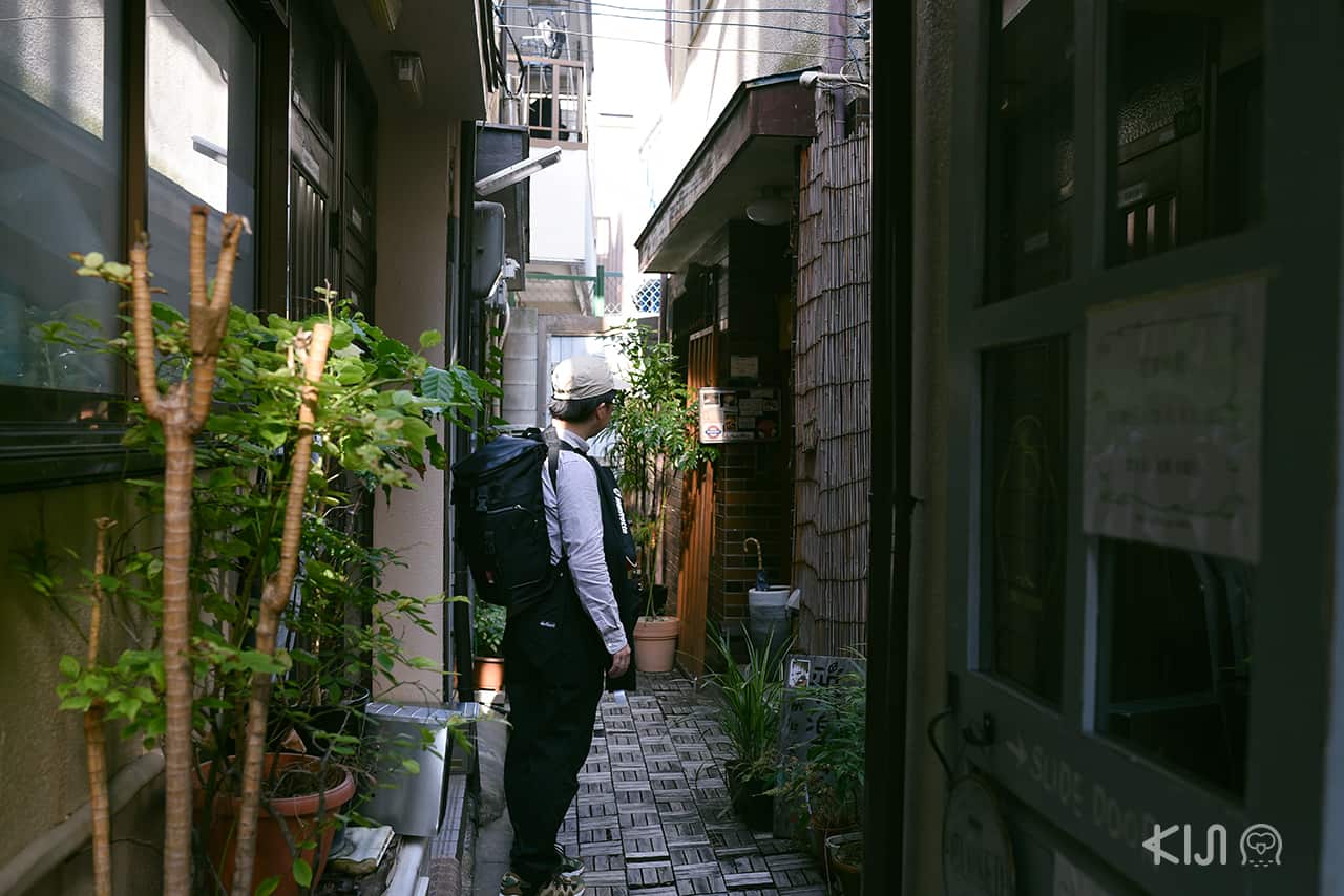 ร้าน Garakucha ตั้งอยู่ทางขวามือ