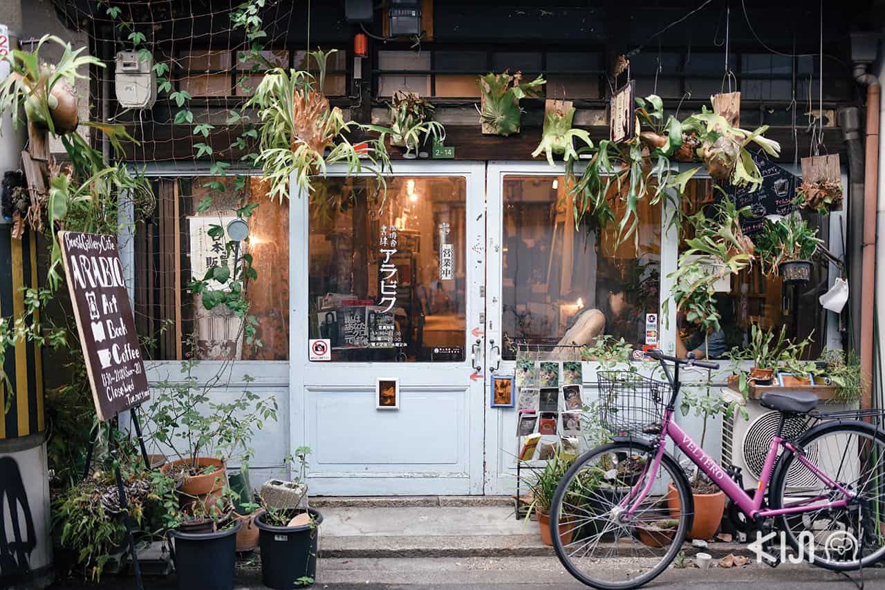 คาเฟ่ร้านหนังสือ ARABIQ Book & Cafe ที่ย่าน Nakazakicho ในโอซาก้า