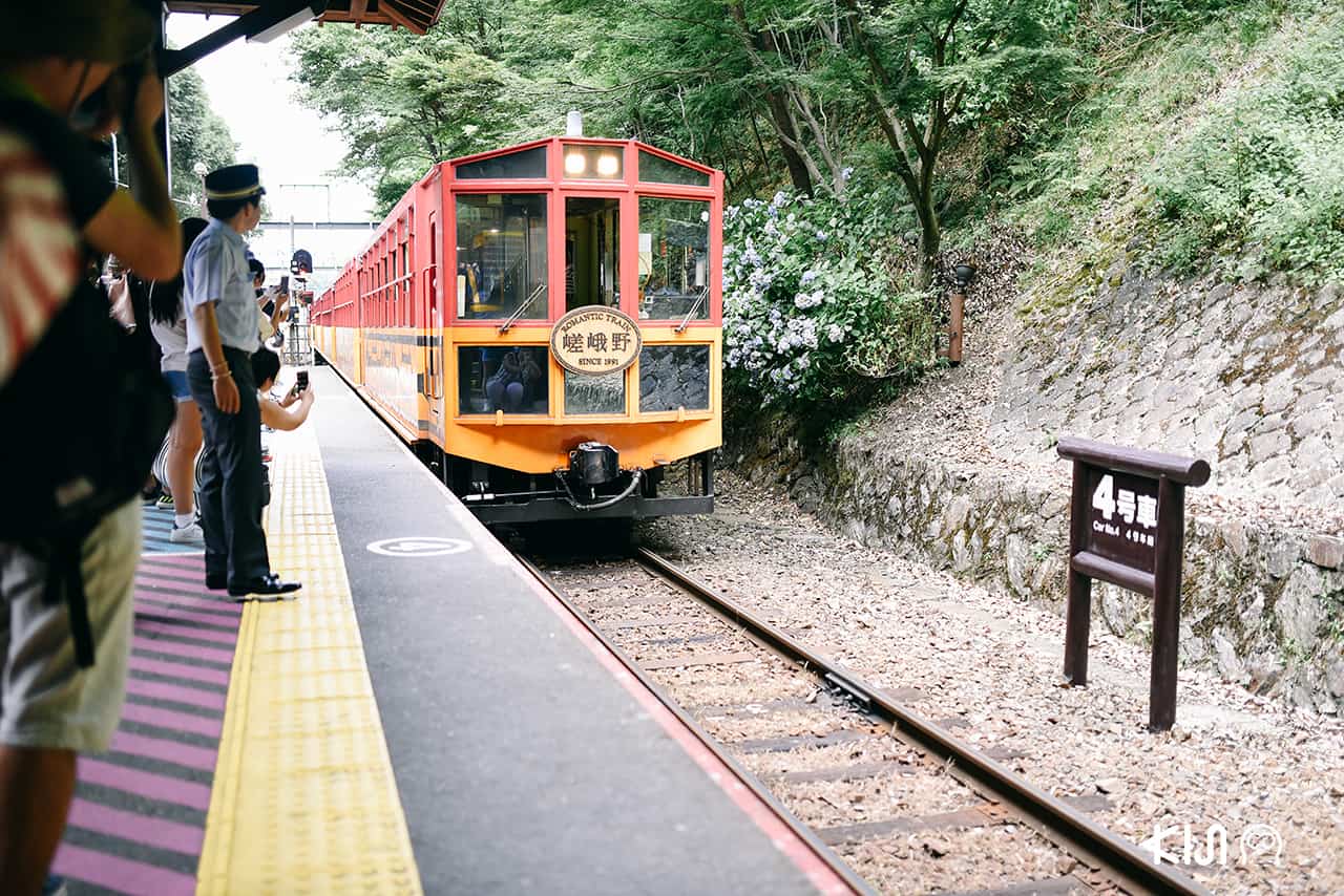 ระหว่างรอรถไฟ Sagano Romantic Train ในย่านอาราชิยาม่า (Arashiyama) 