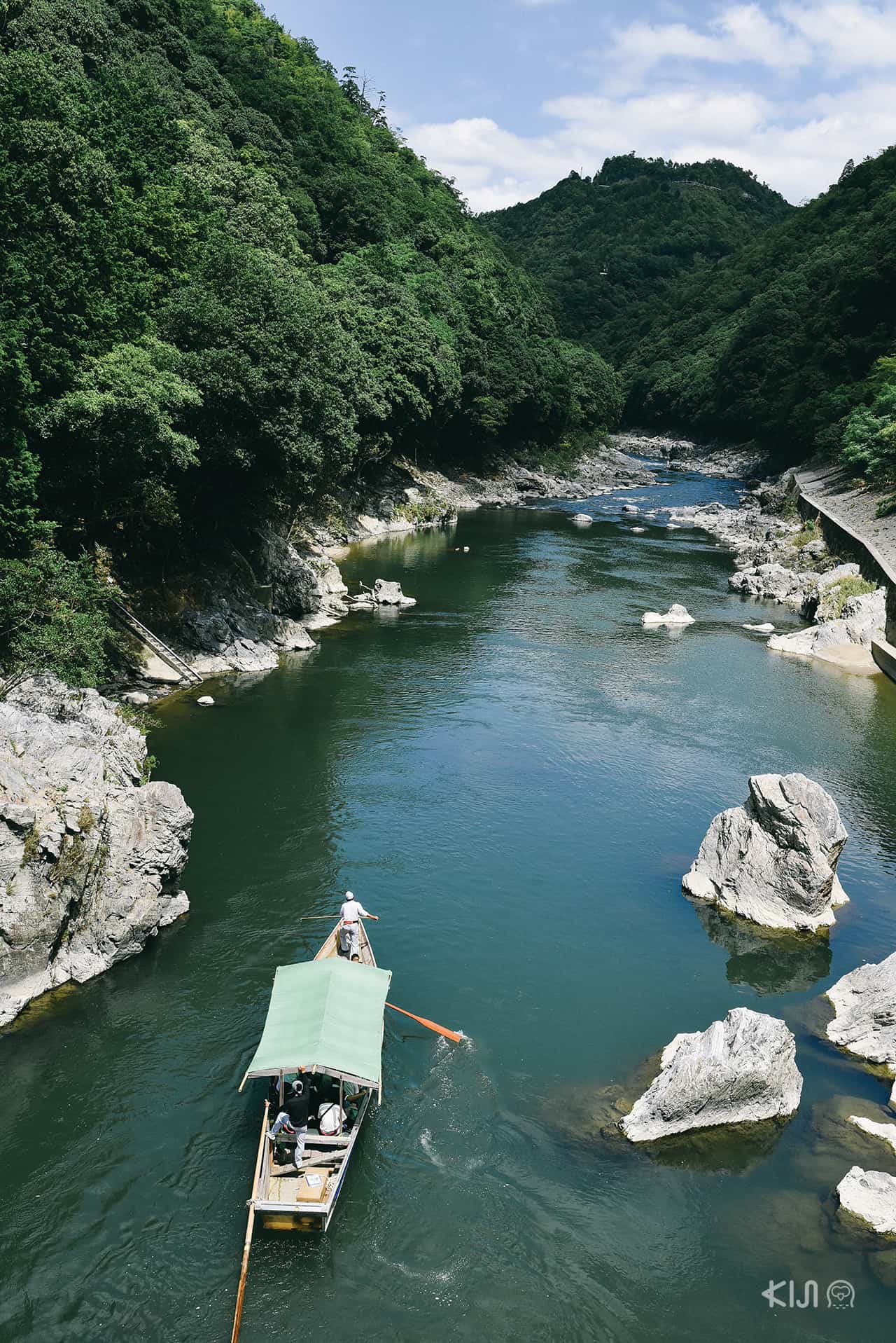 วิวจากสะพานข้ามแม่น้ำตรงสถานี Hozukyo Torokko Station ในย่านอาราชิยาม่า (Arashiyama)