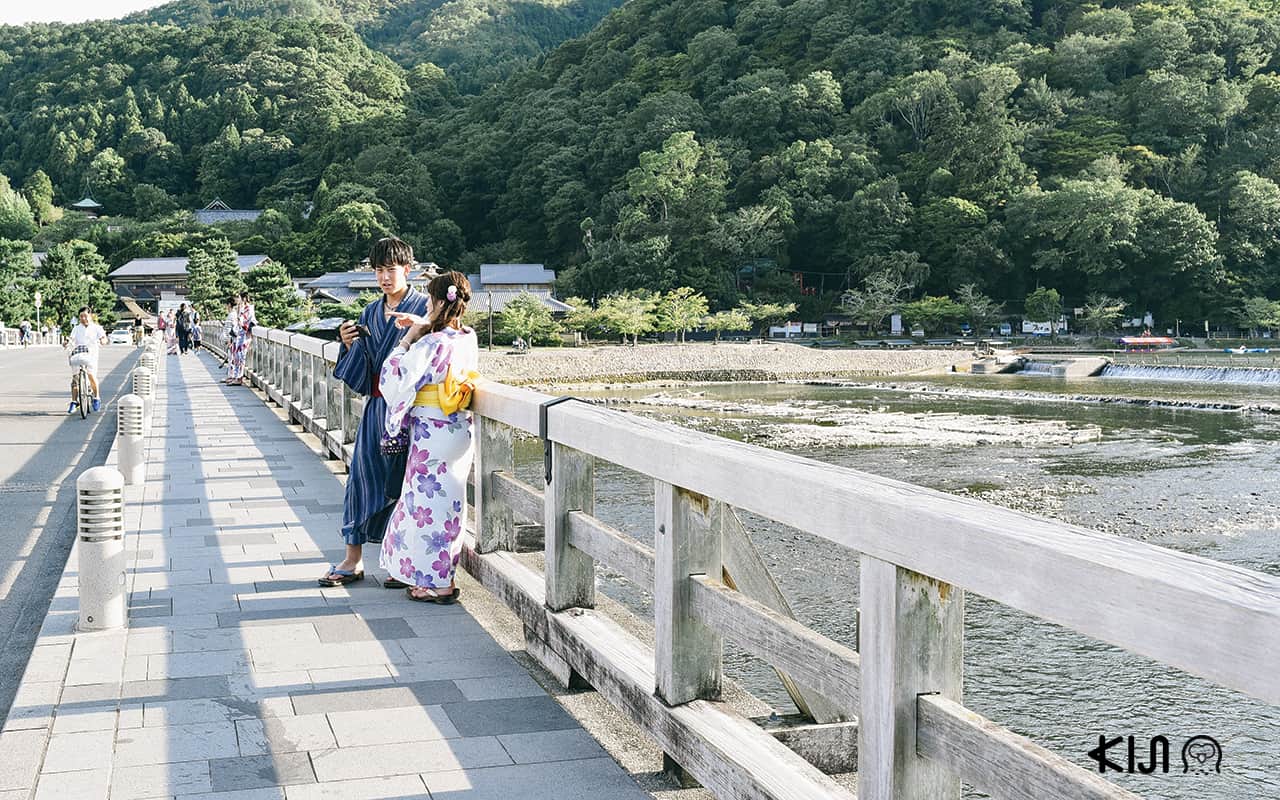 สะพาน Togetsukyo Bridge ในย่านอาราชิยาม่า (Arashiyama) 