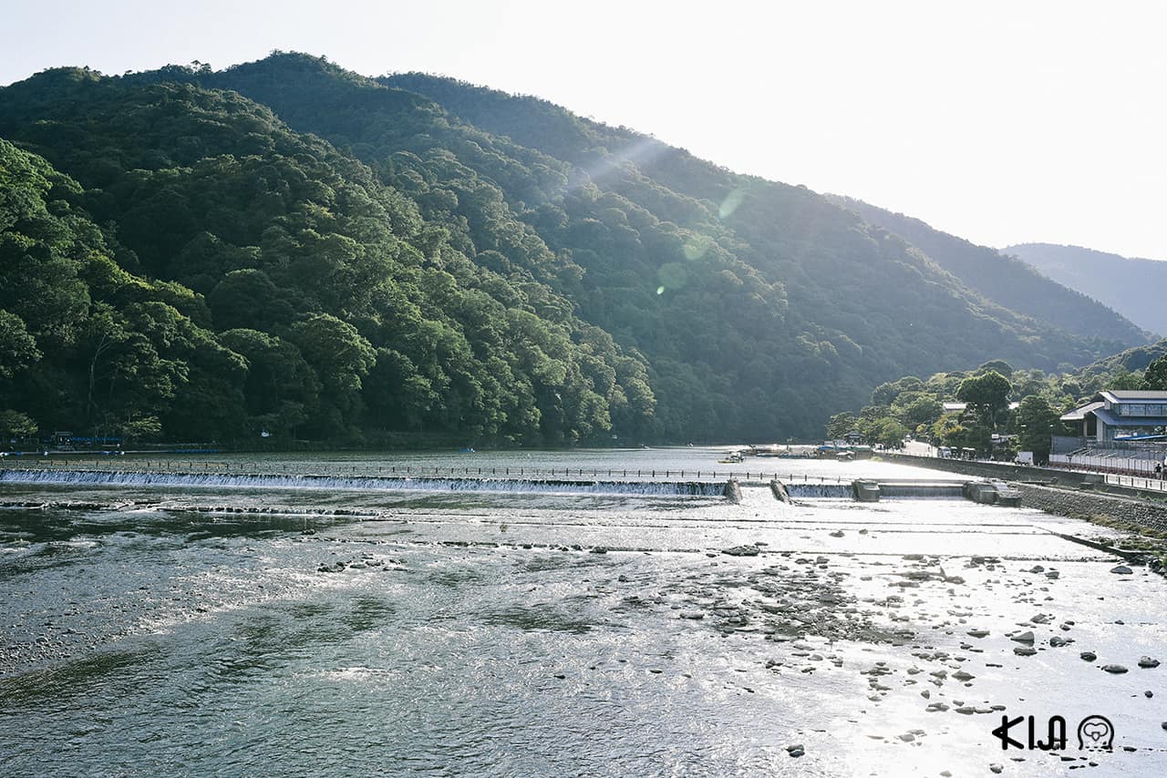 วิวแม่น้ำ Katsura-gawa เมื่อมองจากสะพาน Togetsu ในย่านอาราชิยาม่า (Arashiyama)