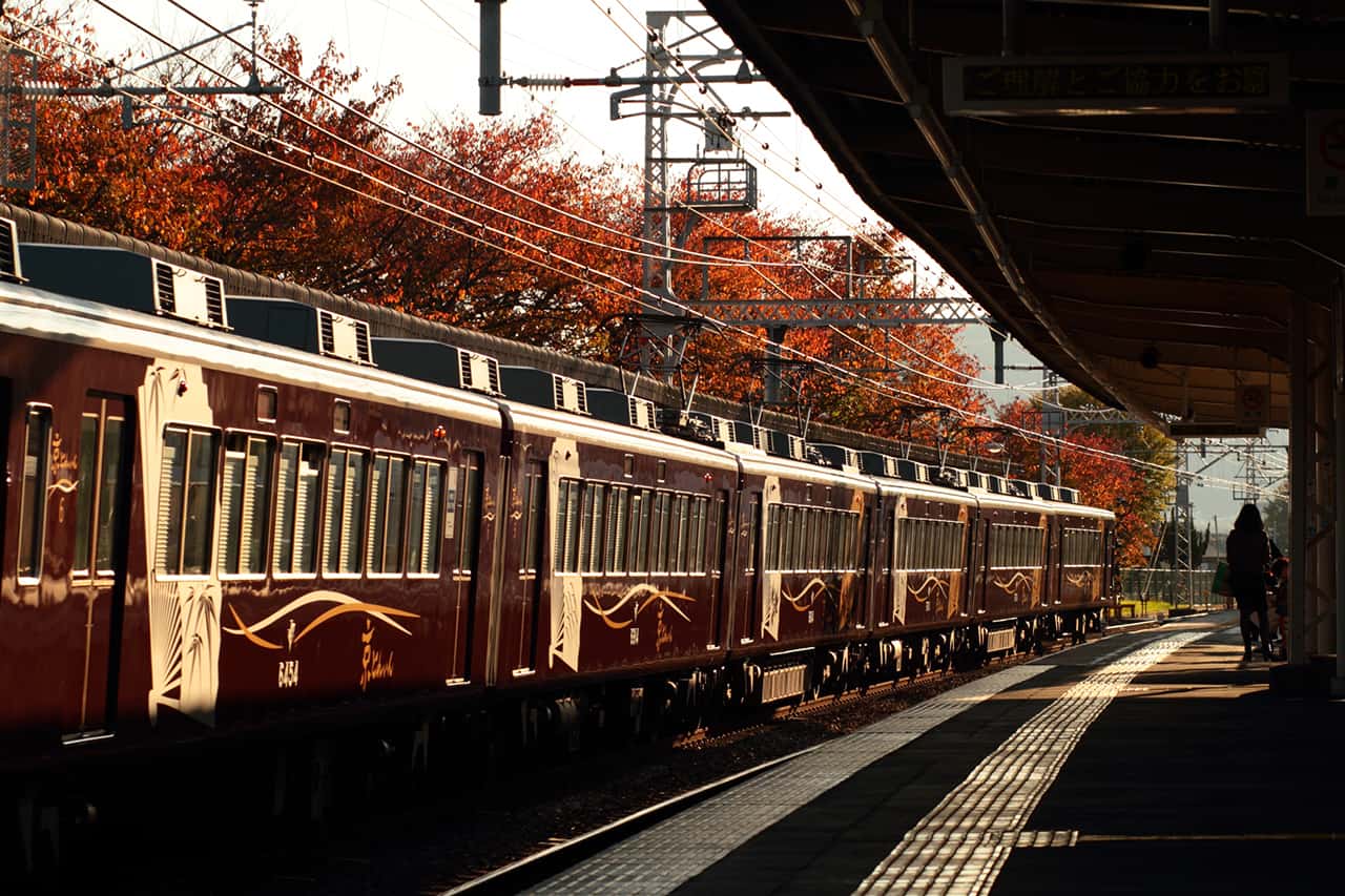 รถไฟ Kyo Train ขึ้นได้โดยใช้บัตร Hankyu Tourisit Pass มายังอาราชิยาม่า (Arashiyama) ในเกียวโต 
