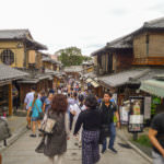 กลมกลืนไปกับสภาพแวดล้อมมาก ให้ทายร้านไหนเอ่ย?