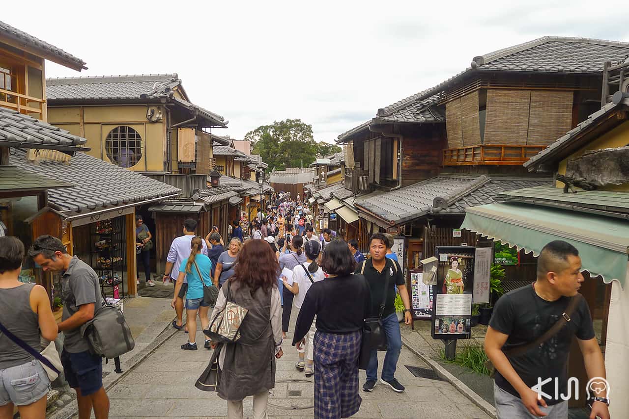 กลมกลืนไปกับสภาพแวดล้อมมาก ให้ทายร้านไหนเอ่ย?