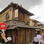 สังเกตง่ายๆ ร้านที่คนถ่ายรูปกันรัวๆ นั่นแหละ