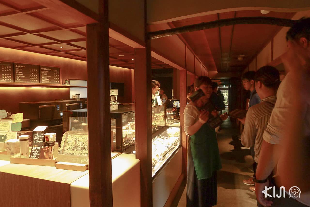 ด้านในร้านสตาร์บัคส์สาขาเกียวโต Starbucks Coffee Kyoto Nineizaka-Yasaka-Chaya