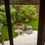 สวนเซนแบบญี่ปุ่นเล็กๆ ล้อมรอบร้านถึง 3 จุด