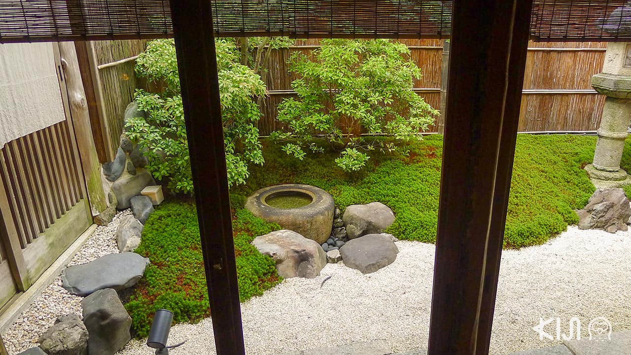 สวนเซนแบบญี่ปุ่นเล็กๆ ล้อมรอบร้านถึง 3 จุด