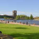 ผู้คนใช้ชีวิตกัน