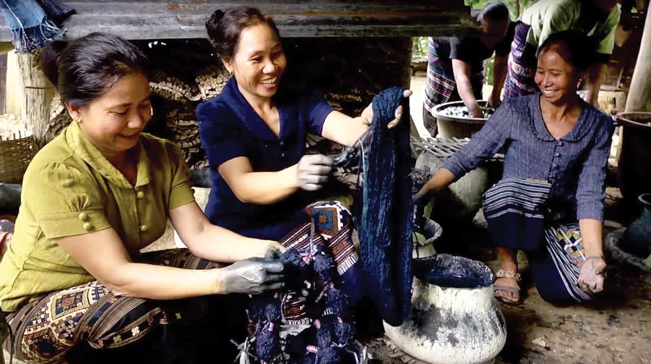 ชาวบ้านของวิสาหกิจชุมชนแม่บ้านวังน้ำรินกำลังย้อมผ้าของแบรนด์ USAATO