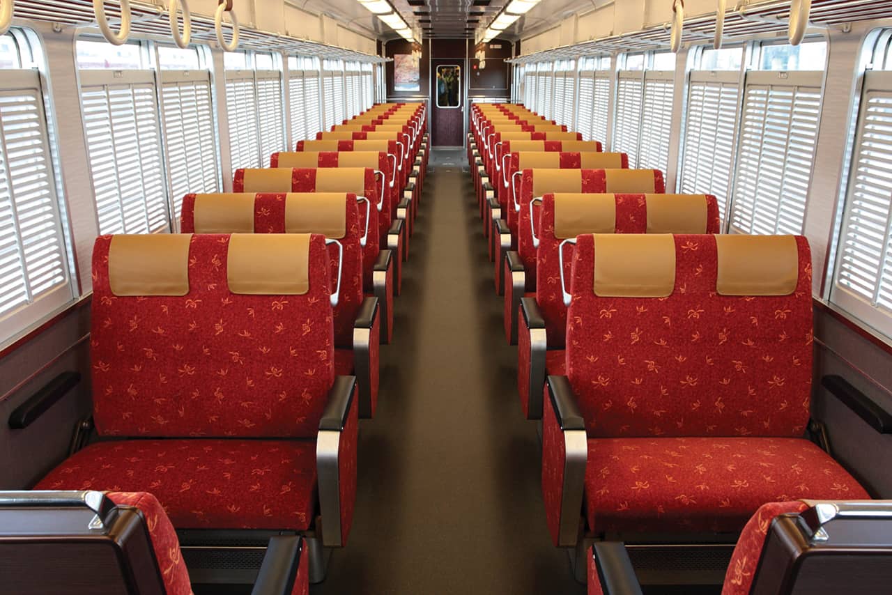 ภายในรถไฟ Kyo Train ขึ้นได้โดยใช้บัตร Hankyu Tourisit Pass มายังอาราชิยาม่า (Arashiyama) ในเกียวโต 